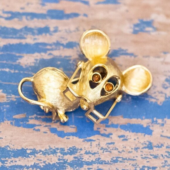 Vintage Clockwork Mouse Rhinestones Gold Tone Brooch by Avon - L32 - Picture 1 of 2